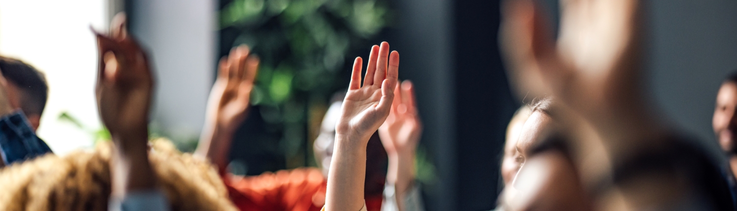ÜberUnsVV_Gruppe Menschen Abstimmung_iStock-1408304009